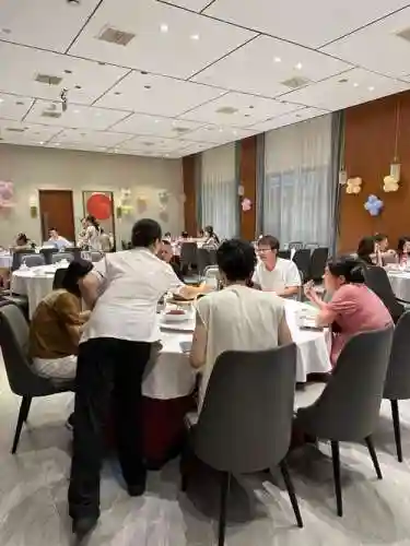 西餐服务员上菜阵容搭配插图